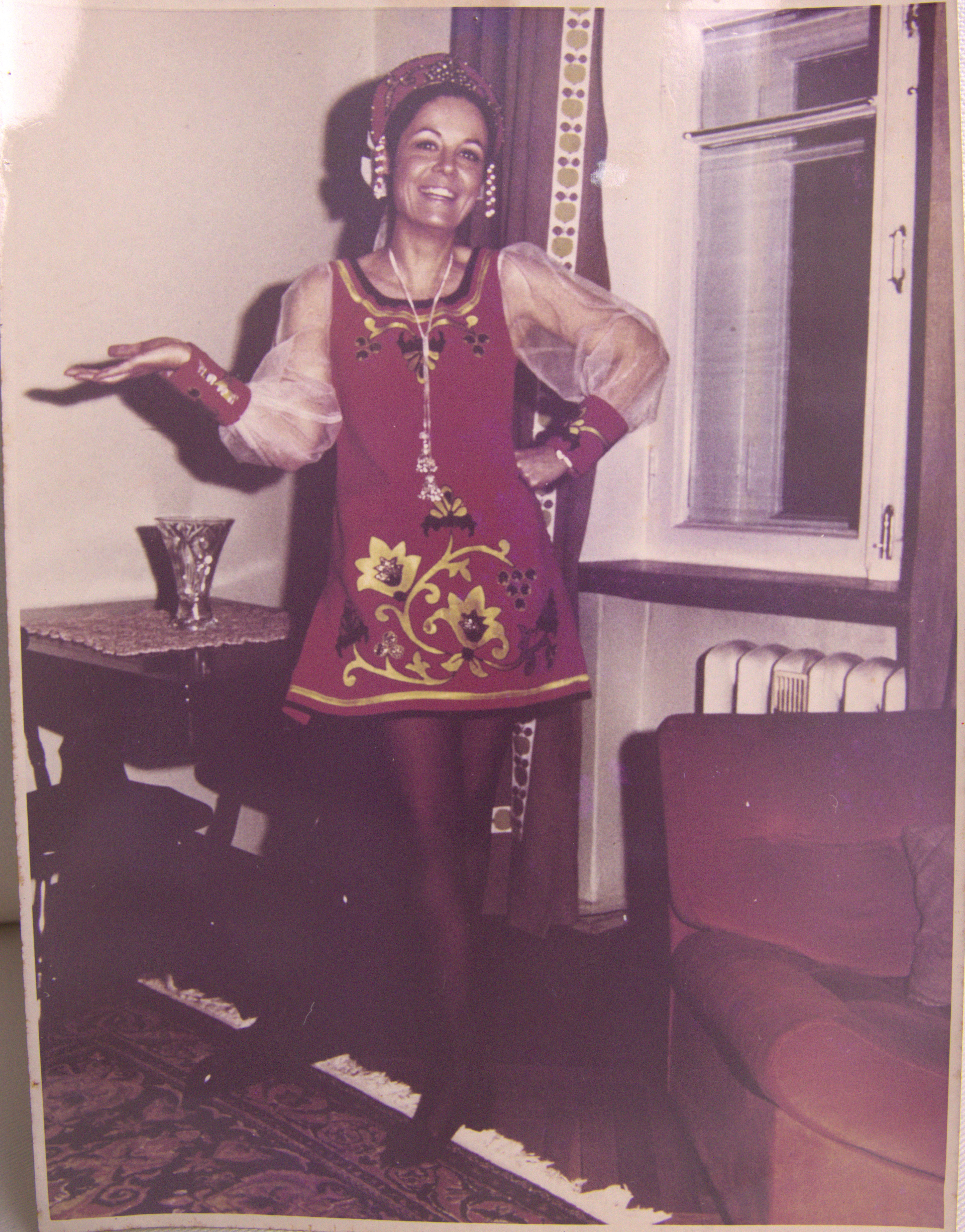 Foto de Heloisa Vilhena em festa à fantasia realizada pela Embaixada brasileira em Moscou. Ela posa para foto vestida com figurino alugado do Balé Bolshoi.